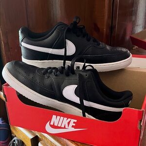 Nike Men's Black and White Low-Top Sneakers